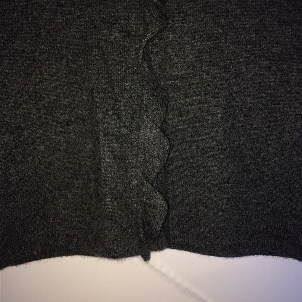 Neiman Marcus single‎ Ruffle sweater - Picture 8 of 8